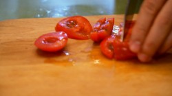 название картинки Быстрая пицца с помидорами, сыром и грибами на сковороде