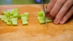 название картинки Быстрая пицца с помидорами, сыром и грибами на сковороде