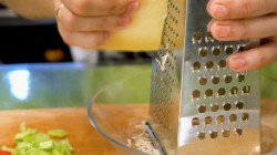 название картинки Быстрая пицца с помидорами, сыром и грибами на сковороде