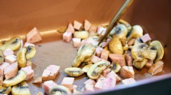 название картинки Быстрая пицца с помидорами, сыром и грибами на сковороде