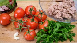 Быстрая закуска из помидоров фаршированных тунцом