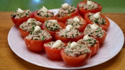 Быстрая закуска из помидоров фаршированных тунцом