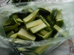Маринованные огурцы в пакете