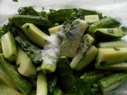 Маринованные огурцы в пакете