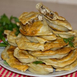 Пирожки из быстрого теста на сковороде с грибами и курицей