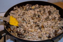 Пирожки из быстрого теста на сковороде с грибами и курицей