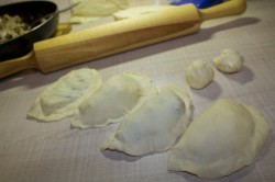 Пирожки из быстрого теста на сковороде с грибами и курицей