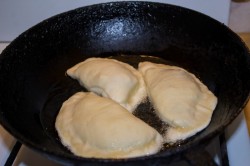 Пирожки из быстрого теста на сковороде с грибами и курицей