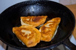 Пирожки из быстрого теста на сковороде с грибами и курицей