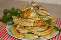 Пирожки из быстрого теста на сковороде с грибами и курицей