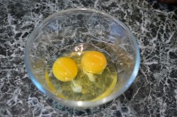 название картинки Омлет в микроволновке с молоком пышный