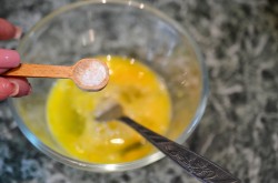 название картинки Омлет в микроволновке с молоком пышный