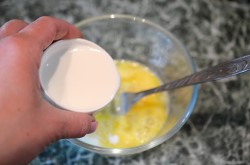 название картинки Омлет в микроволновке с молоком пышный