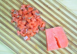 Простой салат с соленой красной рыбой