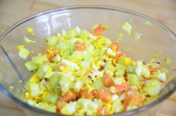 Простой салат с соленой красной рыбой