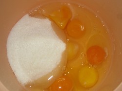 Быстрый тортик из мультиварки с фруктами - шаг 1 Быстрый тортик из мультиварки с фруктами - шаг 1