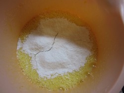 Быстрый тортик из мультиварки с фруктами - шаг 2 Быстрый тортик из мультиварки с фруктами - шаг 2