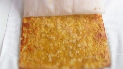 Быстрый бисквитный рулет с яблоками