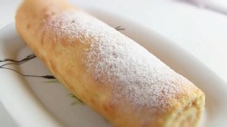 Быстрый бисквитный рулет с яблоками