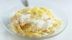 Быстрый бисквитный рулет с яблоками