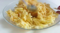 Быстрый бисквитный рулет с яблоками