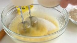 Быстрый бисквитный рулет с яблоками