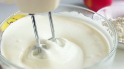 Быстрый бисквитный рулет с яблоками