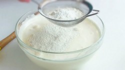 Быстрый бисквитный рулет с яблоками