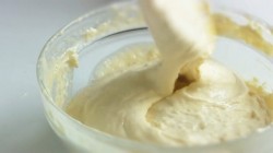 Быстрый бисквитный рулет с яблоками