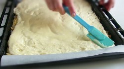 Быстрый бисквитный рулет с яблоками