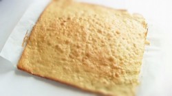 Быстрый бисквитный рулет с яблоками