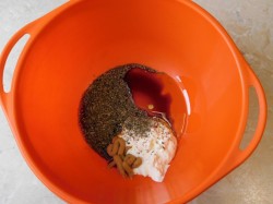 Целая курица в духовке - шаг 2 Целая курица в духовке - шаг 2