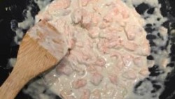 Черные спагетти с красной рыбой горошком и сыром - шаг 2