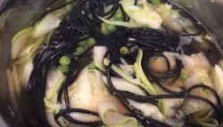 Черные спагетти с красной рыбой горошком и сыром - шаг 3