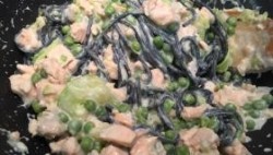 Черные спагетти с красной рыбой горошком и сыром - шаг 4