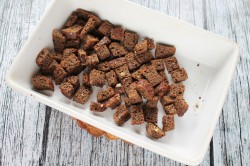 Сухарики из черного хлеба с чесноком в духовке - шаг 6