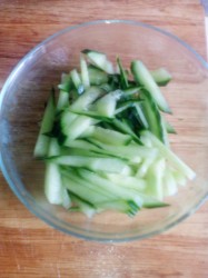 название картинки Чикен ролл с капустой и огурцами