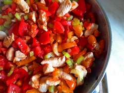 Чили с курицей из сезонных овощей