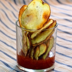 Картофельные чипсы в духовке с чесноком