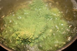 название картинки Цветная капуста романеско с сырным соусом