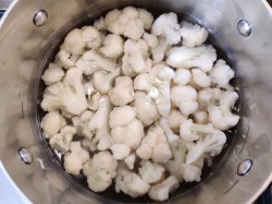 название картинки Цветная капуста с яйцом на сковороде