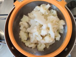 название картинки Цветная капуста с яйцом на сковороде