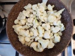 название картинки Цветная капуста с яйцом на сковороде