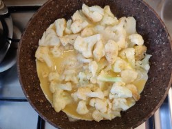 название картинки Цветная капуста с яйцом на сковороде