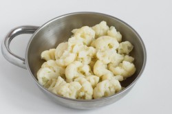 Цветная капуста в сметане с сыром в духовке - шаг 2 Цветная капуста в сметане с сыром в духовке - шаг 2