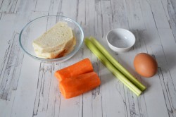 Цыпленок, фаршированный сельдереем и хлебом - шаг 1 Цыпленок, фаршированный сельдереем и хлебом - шаг 1