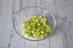 Цыпленок, фаршированный сельдереем и хлебом - шаг 2 Цыпленок, фаршированный сельдереем и хлебом - шаг 2