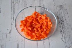 Цыпленок, фаршированный сельдереем и хлебом - шаг 3 Цыпленок, фаршированный сельдереем и хлебом - шаг 3