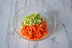 Цыпленок, фаршированный сельдереем и хлебом - шаг 6 Цыпленок, фаршированный сельдереем и хлебом - шаг 6