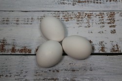 Декупаж пасхальных яиц цветными салфетками - шаг 1